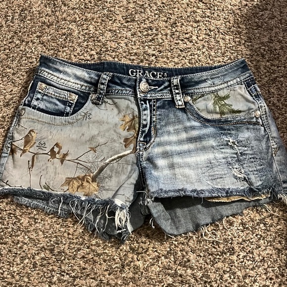 COPY - Grace in LA Realtree Camo Jean Shorts - Picture 1 of 2